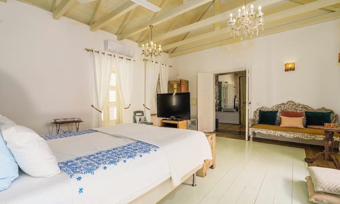 Pietermaai District Hotel | Deluxe Double Room with Kingsize Bed at Villa Tokara