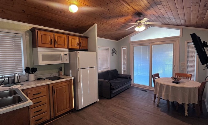 Harlingen Cabin | The Shady Oaks, with Pool Access!