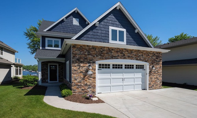 Colgate House | Serene 4-bedroom Lake House in Pewaukee-Hot Tub!