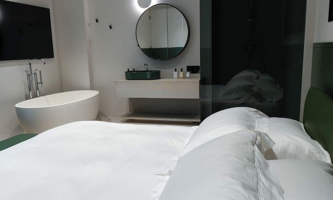Davenport Apartment | Lux Designer 1 Bdrm, Ensuite bathroom w/tub & shower, powdr Rm, Pet & concierge
