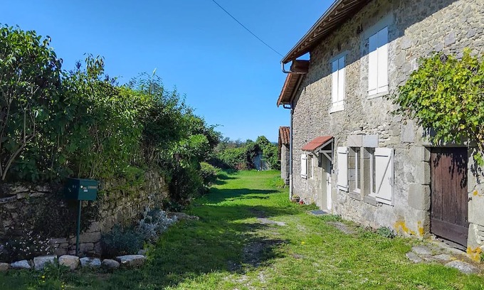 Royeres House | Pet friendly home in Royères with WiFi