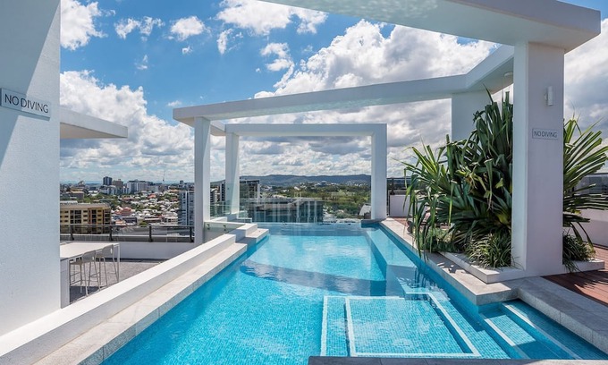 Bowen Hills Apartment | Bright Bowen Hills Apartment, Close to City Life
