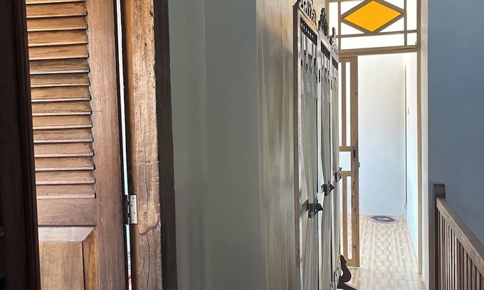 Banyuwangi Bed & Breakfast | Rumah gaya modern dan tradisional dengan interior khas Osing yang autentik
