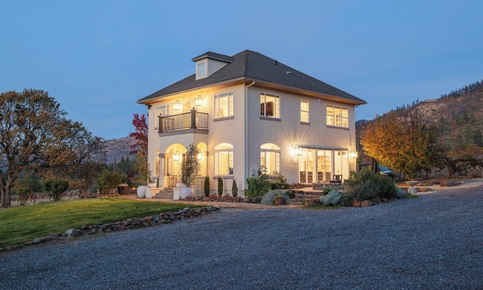 Jacksonville House | Private vineyard sanctuary for 6. Savor coffee at sunrise in the backyard oasis, soak in the hot tub under starry skies, and enjoy this elegant spacious retreat with mountain views, minutes from Historic Jacksonville and Applegate’s wine country.
