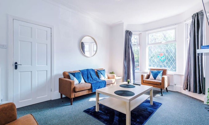 Chorlton-on-Medlock House | *Large 4BR House* | Pool Table | Free Parking | PS4 + Games | Desk Space
