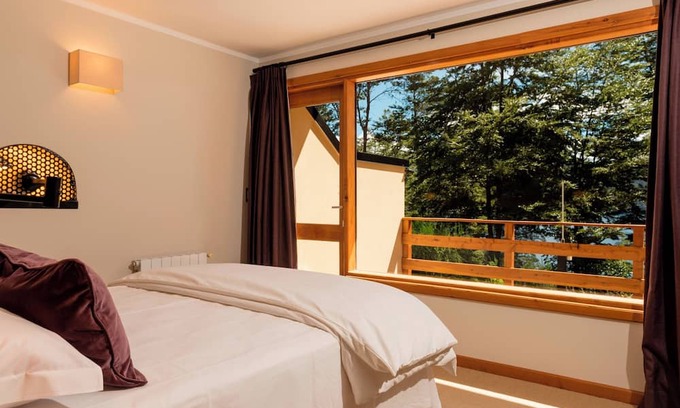 Correntoso Bed & Breakfast | Tremendous 8-bedroom bed & breakfast in Villa La Angostura. Vistas al lago.
