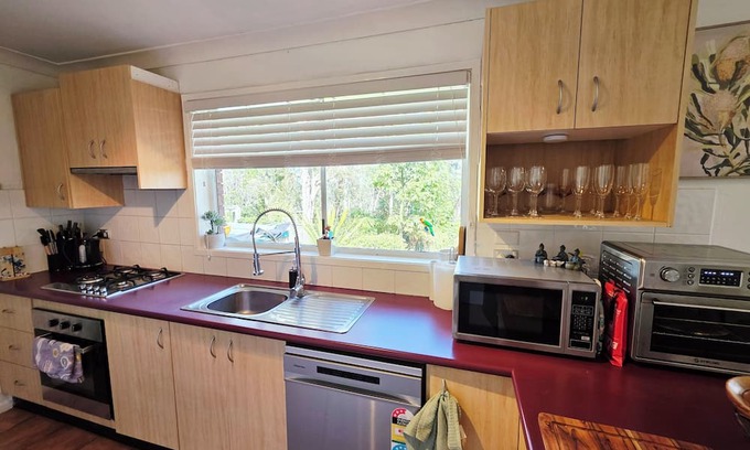 Woodford House | Spacious 3-Bedroom Bushland Mountains Retreat Close to Famous Waterfalls