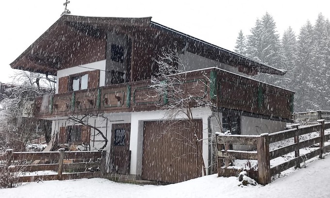 Oberndorf in Tirol House | Quaint holiday home with garden and views