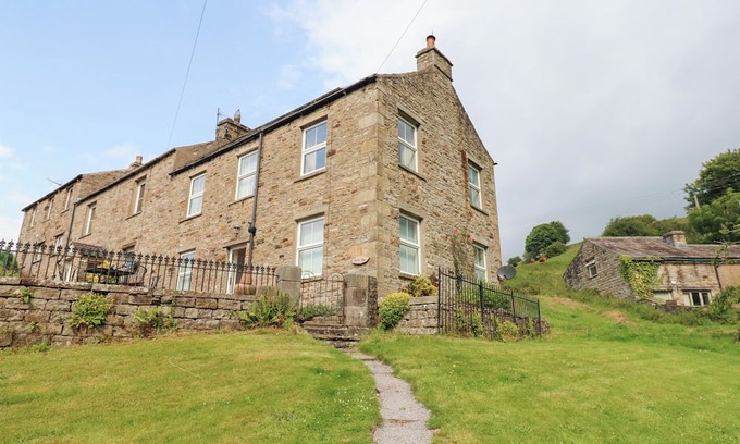 Worton House | SOUTH VIEW, GUNNERSIDE, pet friendly, with open fire in Reeth