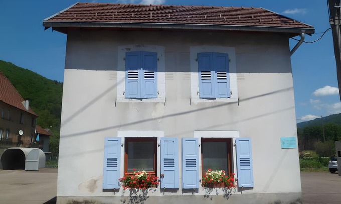 Servance-Miellin House | Holiday Home 'Charmante Maison Les Volets Bleus' with Private Garden and Wi-Fi
