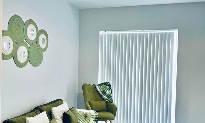 Wainscot Apartment | Cozy Flats Near Strood Station