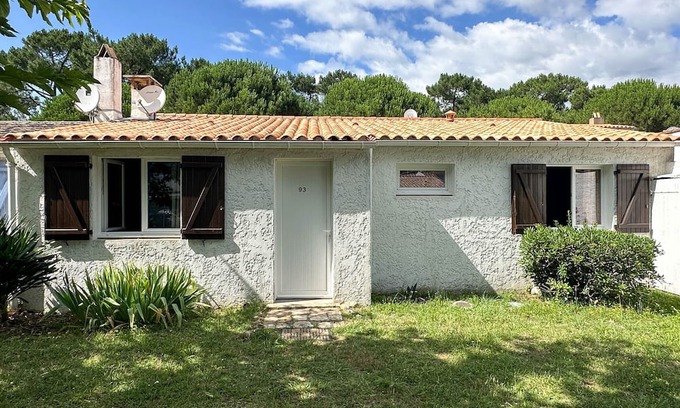 La Palmyre House | Renovated 2BR Villa near Beach & Shops - La Palmyre