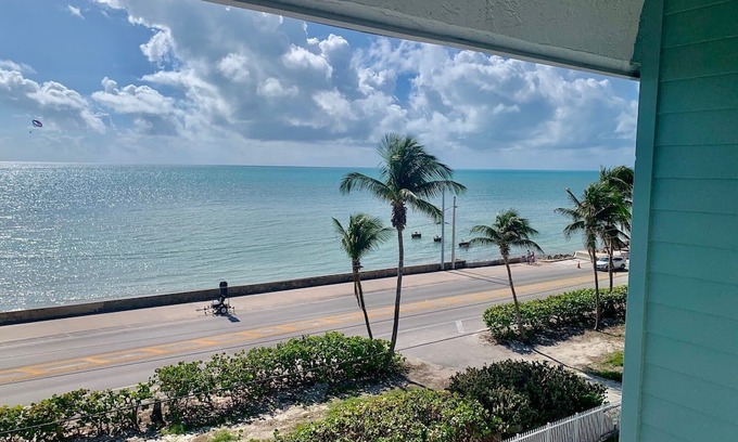 Key West Condo | Key West Oceanfront Escape with Pool, Balcony & Steps from Smathers Beach