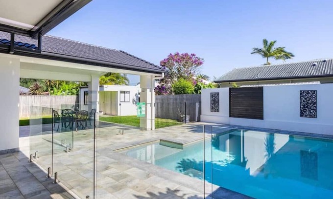 Wellington Point House | Seaside Modern & Luxurious Mansion w/Pool
