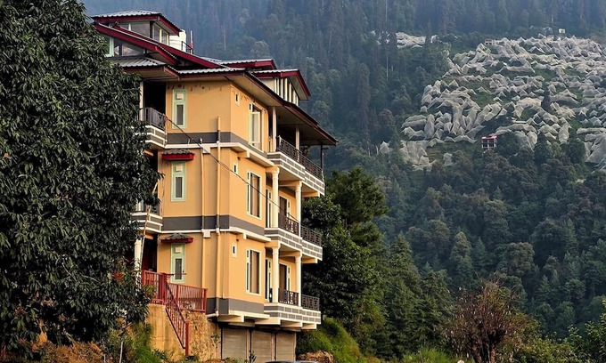 Kumharsain House | Soothing 3-bedroom in Narkanda.nNestled in the middle of Apple Orchards