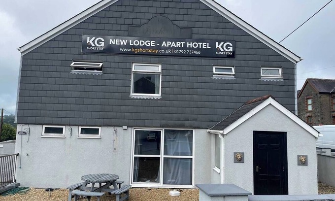 Margam Apartment | En-Suite Single Room, Microwave & Fridge, Parking