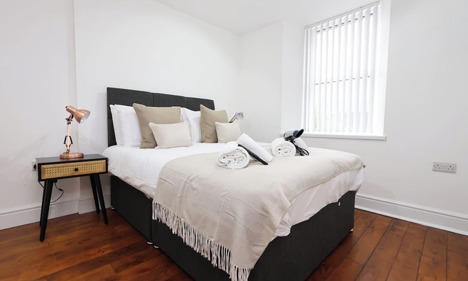 Margam Apartment | Parking, En-Suite Double Room, Kitchen