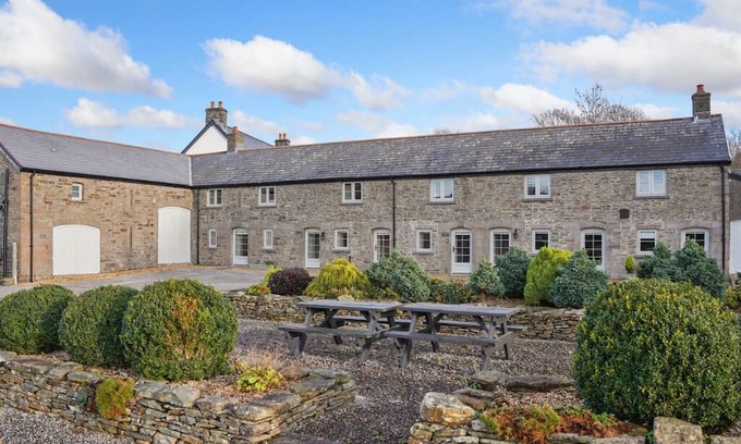Margam House | The Stone Barn Cottage /Hot Tub
