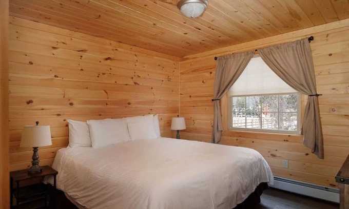 Bethlehem Cabin | Cedar: Cozy Log Cabin Lodge