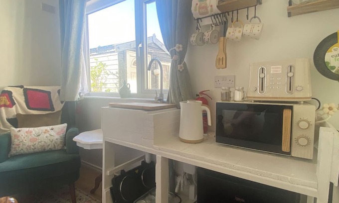 Londonderry Apartment | Cosy Irish Cabin studio in fabulous Derry with WiFi & Private Bathroom