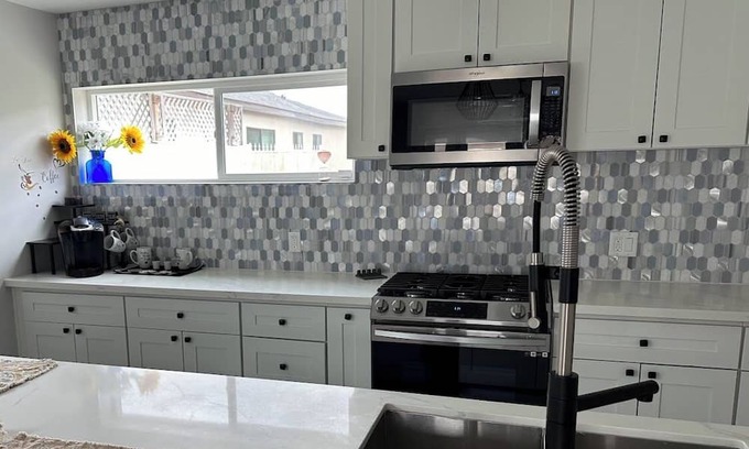 Los Angeles House | Inglewood Charming 1-bedroom house WiFi, AC, washer, dryer, and a private patio.