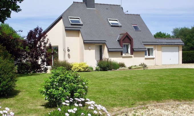 Pludual House | Cosy 3-Bed Retreat -Garden, Play Area, Bbq & Beach