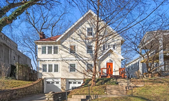 West Plaza House | Stylish 2 bd Stay Near Plaza & UMKC