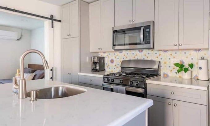 Cal Heights House | Light & Bright, Centrally Located Casita/Apartment