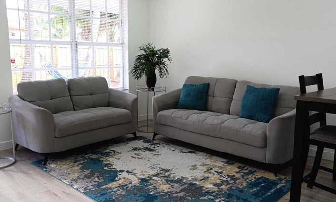 Oakland Park Apartment | Cozy & Bright 2-Bedroom Apt Oakland Park Gem 15 Min to Beach & Pet-friendly