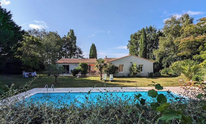 Saintes Villa | Villa with swimming pool and tennis court close to town center