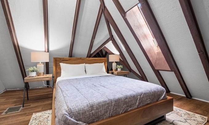 Shadyside Apartment | Shadyside/Pittsburgh, Modern & Unique 1 Bedroom with Free Parking