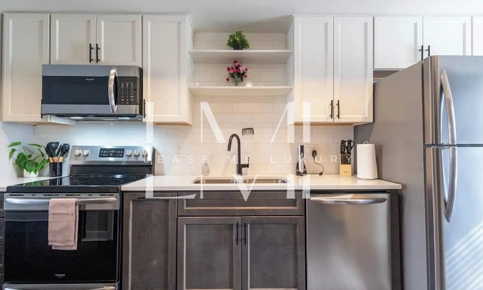 Ohio City House | Corporate 2-Bedroom Townhome in beautiful Cleveland with Central AC, WiFi