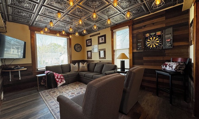 Charlevoix House | 5-bedroom house, 4 blocks from downtown, next door to Dairy Grille, Charlevoix.