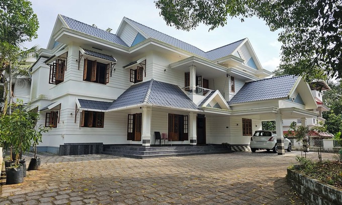 Kochi House | Family friendly 4 bedrooms with airconditioners, spacious, fully equipped house.