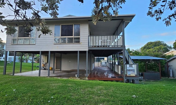 Eurong House | Fraser Island.Rays Place Eurong 4BR Home ,Ocean Views, BBQ Hut & Verandahs –