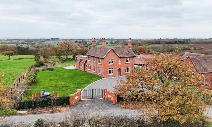 Cleedownton House | Cobley Hill Farm - Sleeps 24