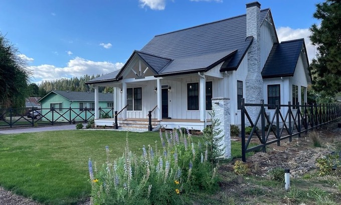 Brownsville House | Fabulous Solar Powered Farmhouse with EV Charger
