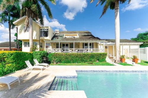 Saint Andrew Villa | Stay at this Luxury Home in Kingston