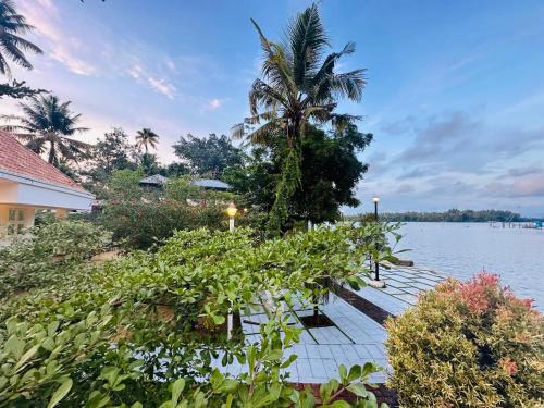 Kodungallur Hotel | CASA DE CANOLI - A Private backwater villa
