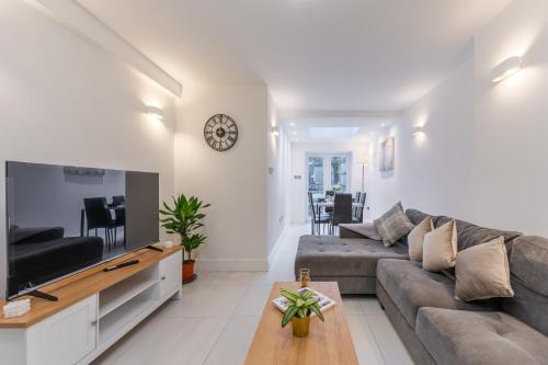 Golders Green Apartment | A Golden Haven Retreat in London