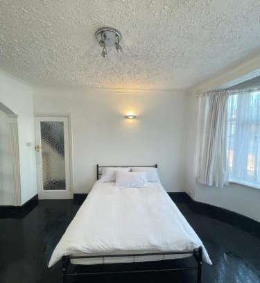Lea Bridge House | Gorgeous space near central