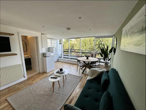 Primrose Hill Apartment | Primrose Hill Apartment with Balcony