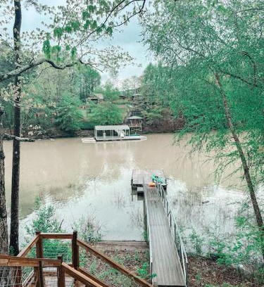 Crane Hill House | Pet Friendly! Lakefront - Crooked Creek Retreat